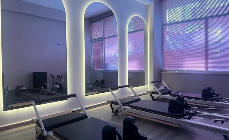 Студиото на Pilates Maria: реформъри и светещи арки